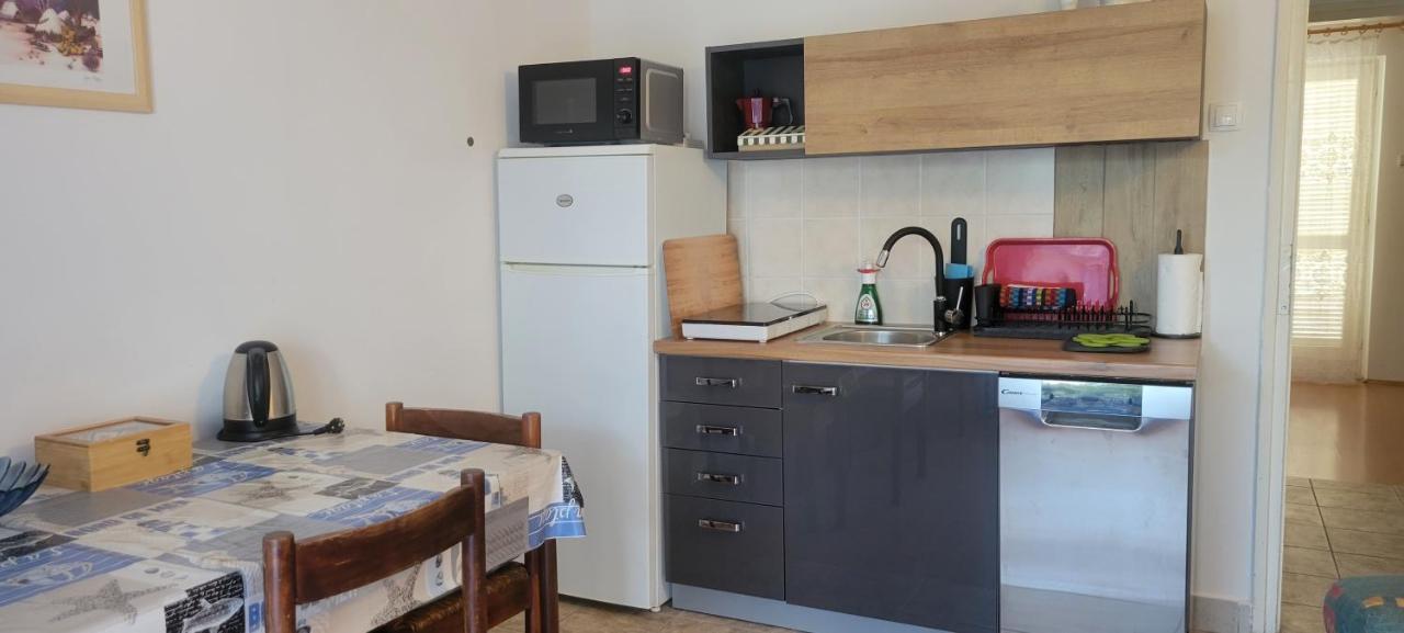 Apartmani Sonia Njivice Bagian luar foto